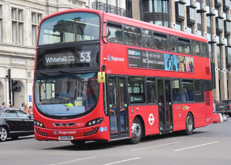 (VIDEO) Un conductor de bus le pide a un pasajero que baje el volumen de su música y este lo ataca a golpes