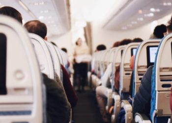 (VIDEO) Pasajeros miran con pánico como un parte del motor de un avión comienza a desprenderse