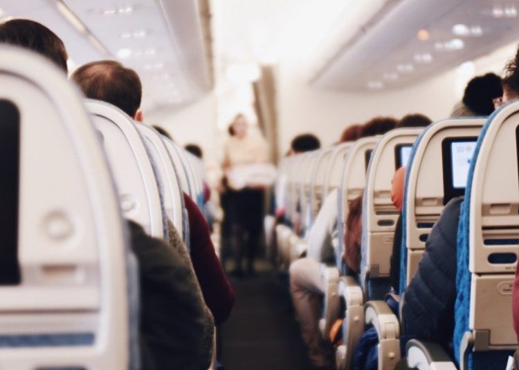 (VIDEO) Pasajeros miran con pánico como un parte del motor de un avión comienza a desprenderse