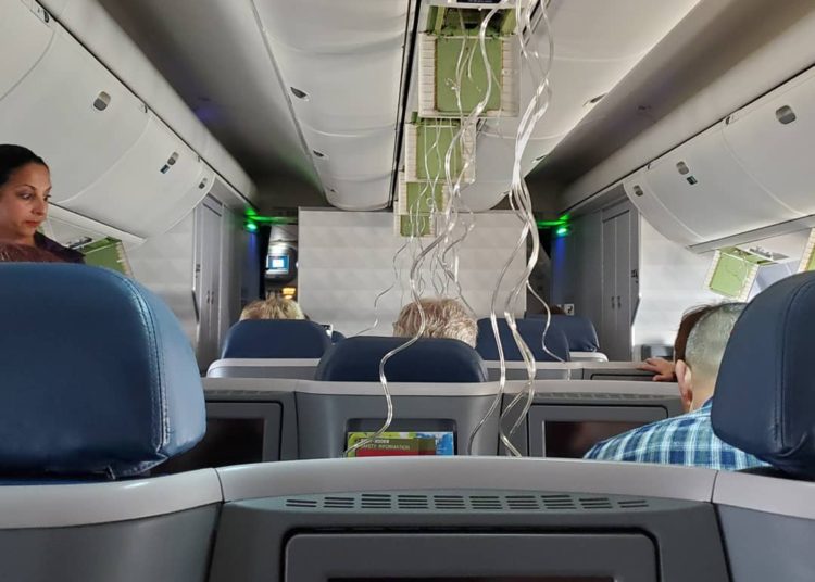 (VIDEO) Avión se despresuriza y cae 30 mil pies, desatando pánico entre los pasajeros