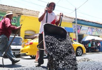 Alcaldía migueleña realiza obras de mantenimiento y bacheo en calles de la ciudad