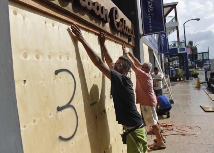 Bermuda se prepara para la llegada del huracán Humberto