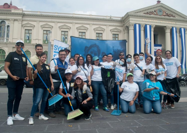 Alcaldía de San Salvador y voluntarios realizan obras de limpieza y arborización en plazas y parques