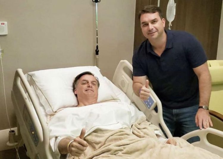 (VIDEO) El presidente de Brasil Jair Bolsonaro se recupera de operación viendo al Chavo del Ocho