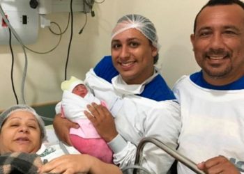 Mujer da a luz a sus nietos para cumplir el deseo de su hijo gay de ser padre