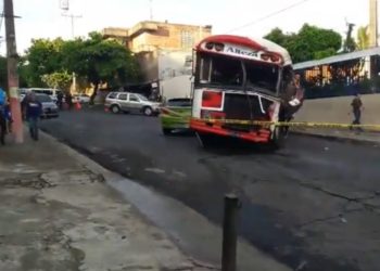 Bus de la ruta 9 choca con pared del ISSS Amatepec y deja 20 lesionados