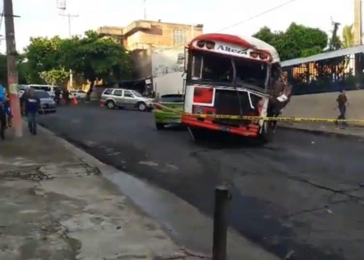 Bus de la ruta 9 choca con pared del ISSS Amatepec y deja 20 lesionados