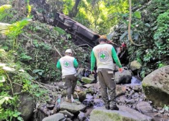 Autobús se precipita a un barranco y deja tres lesionados en Santiago Texacuangos