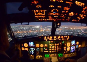 (VIDEO) Pilotos de un avión comercial captan fenómeno de luz en Sonora, México