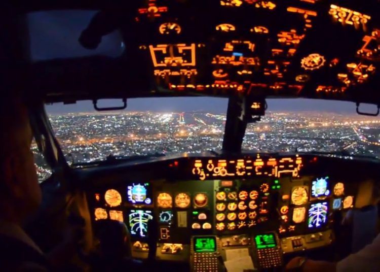 (VIDEO) Pilotos de un avión comercial captan fenómeno de luz en Sonora, México