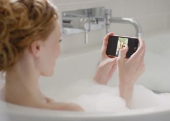 Una joven muere electrocutada al caer su celular en bañera