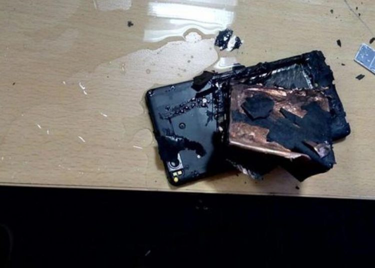 Una adolescente muere al explotar su celular en Kazajistán