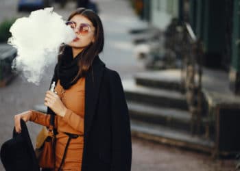 Científicos advierten del riesgo de los cigarrillos electrónicos para los fumadores pasivos