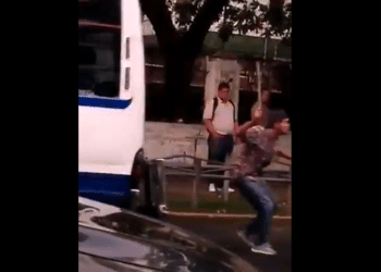(VIDEO) Cobrador de microbús agrede con una varilla de hierro a conductor frente al parque Cuscatlán