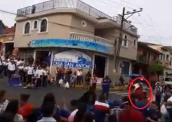 VIDEO | Motociclista atropella a personas en desfile cívico en Cojutepeque