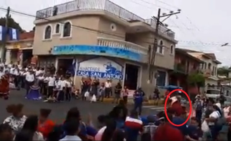 VIDEO | Motociclista atropella a personas en desfile cívico en Cojutepeque