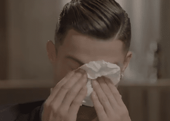 (VIDEO) Cristiano Ronaldo rompe en llanto en entrevista cuando le mostraron un video de su padre