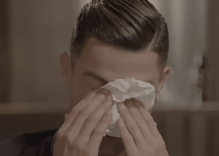 (VIDEO) Cristiano Ronaldo rompe en llanto en entrevista cuando le mostraron un video de su padre