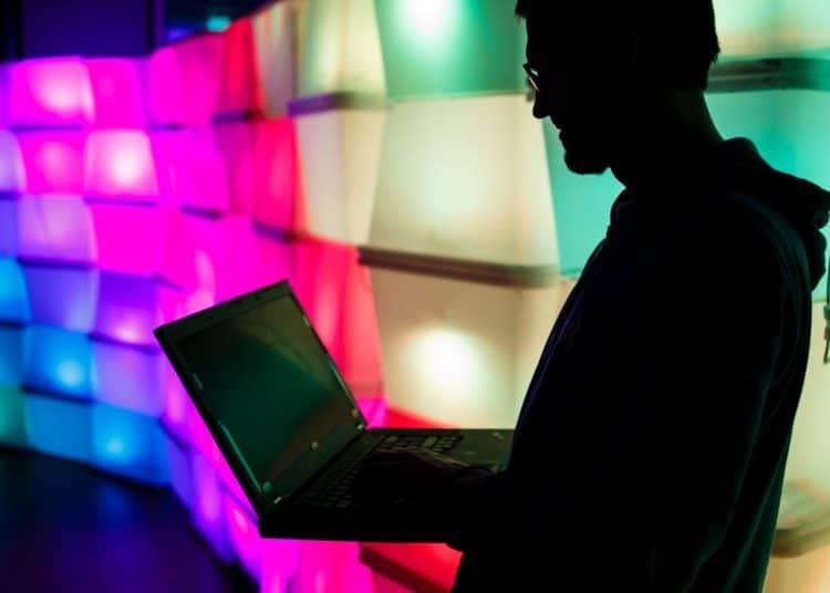 Cierran miles de cuentas en Twitter, Facebook e Instagram en el mundo por difundir información falsa