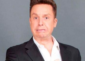 Fotografían a Daniel Bisogno rodeado de hombres en playa nudista