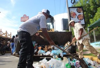Alcaldía de San Miguel remueve basura en avenida Roosevelt generada por fiestas patrias