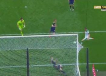 (VIDEO) Defensa ruso hace “la salvada de la historia” al evitar el empate en el minuto 90