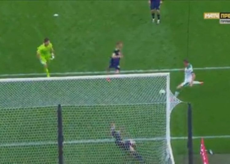 (VIDEO) Defensa ruso hace “la salvada de la historia” al evitar el empate en el minuto 90