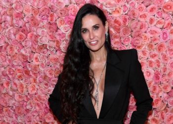 Demi Moore sorprende con increíble desnudo