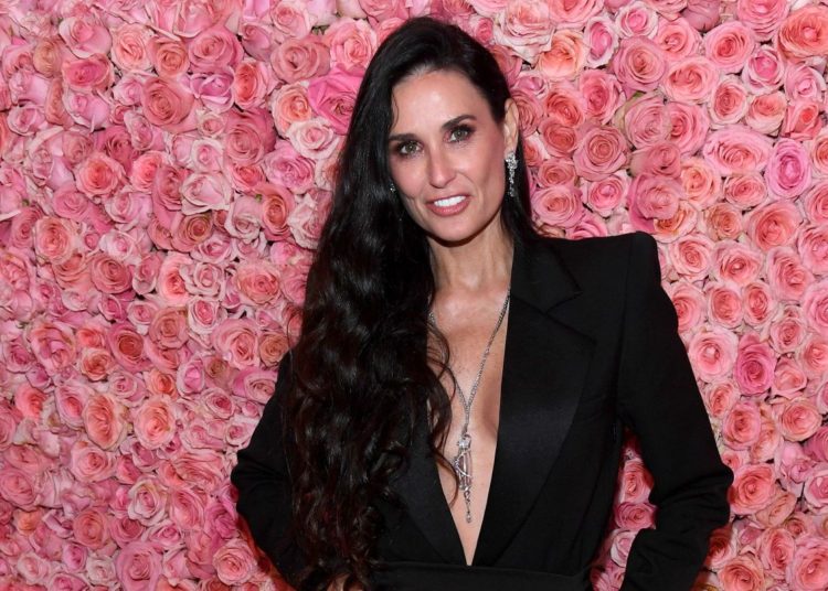 Demi Moore sorprende con increíble desnudo