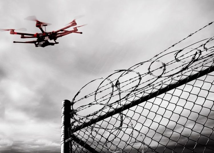 (VIDEO) Preso recibe un celular y droga por medio de un dron