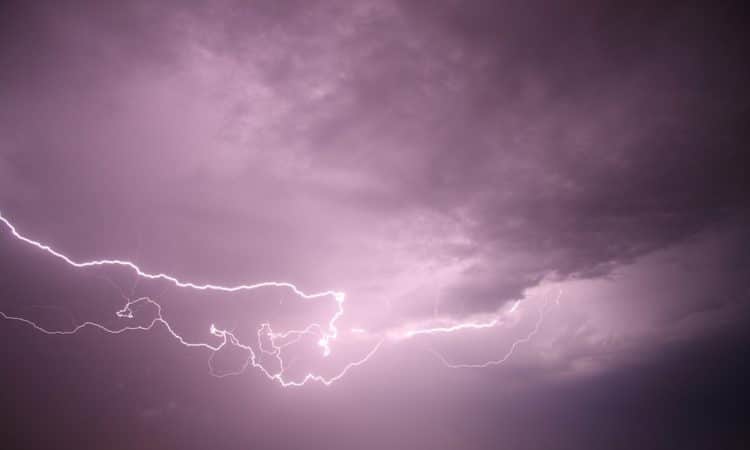 Lunes con tormentas eléctricas por una onda tropical