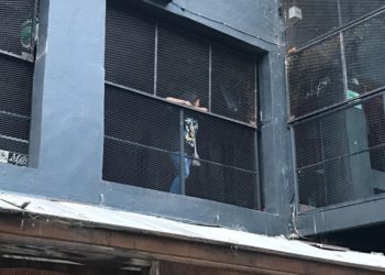 Se queda encerrada en un bar y aprovecha para seguir bebiendo