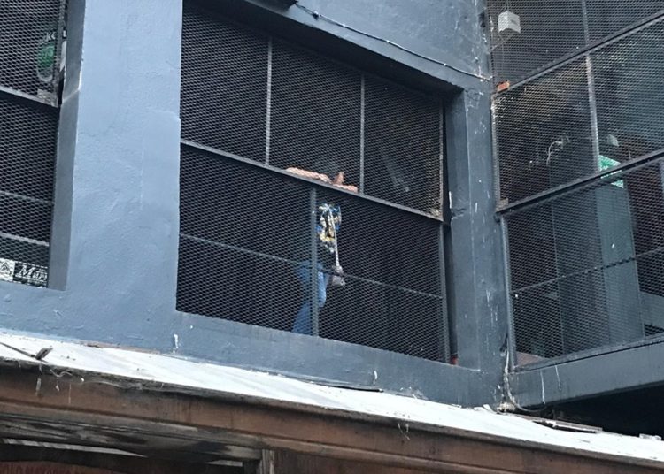 Se queda encerrada en un bar y aprovecha para seguir bebiendo