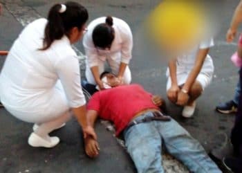 Enfermeras que habían terminado turno se bajan de autobús para auxiliar a motociclista accidentado