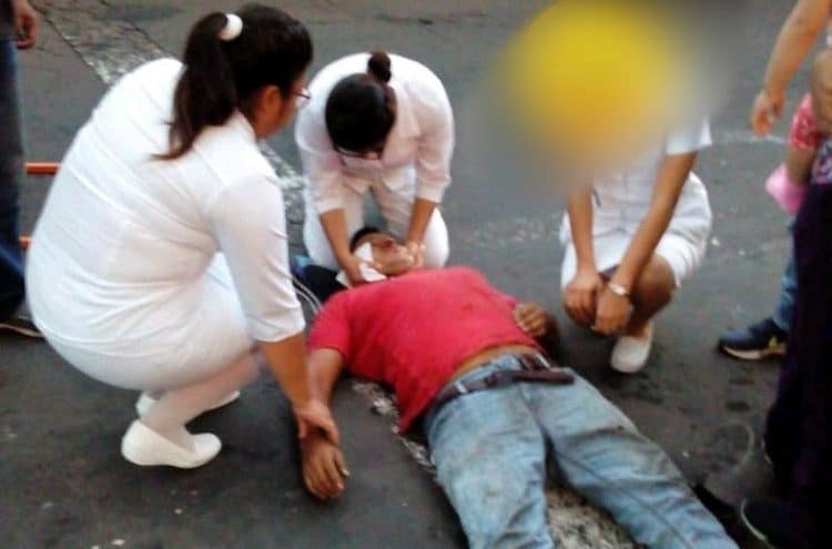 Enfermeras que habían terminado turno se bajan de autobús para auxiliar a motociclista accidentado