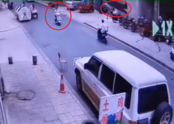 (VIDEO) Hombre se salva de morir aplastado por puerta que sale disparada por una explosión