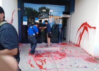 Mujeres pro aborto lanzan huevos y manchan con pintura instalaciones de la FGR en apoyo a Evelyn Hernández