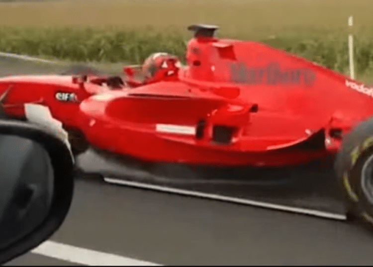 (VIDEO) La policía checa busca a un conductor que salió a carretera con un Fórmula 1