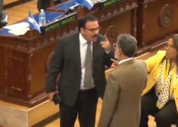 VIDEO | Diputado Francis Zablah se abalanza desafiante sobre Schafik Handal