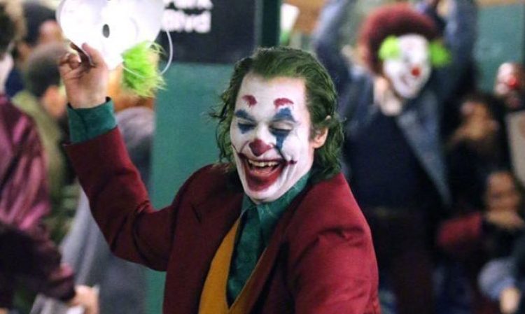 Víctimas de la masacre de Aurora temen que alguien se identifique con el ‘Guasón’