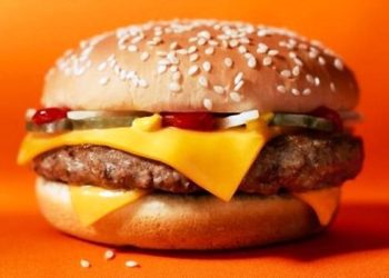 Muere el día de su cumpleaños luego que le sirvieran una hamburguesa