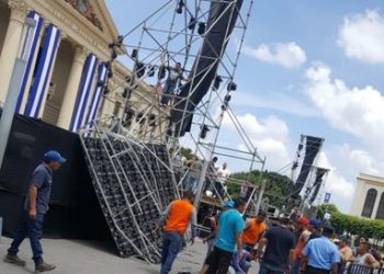 Pantalla electrónica colapsa en centro de San Salvador y lesiona a un hombre