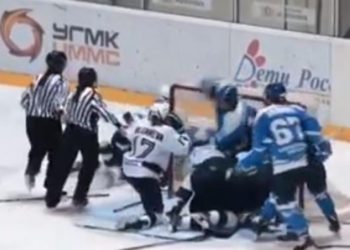(VIDEO) Feroz pelea en el hockey femenino sobre hielo en Rusia