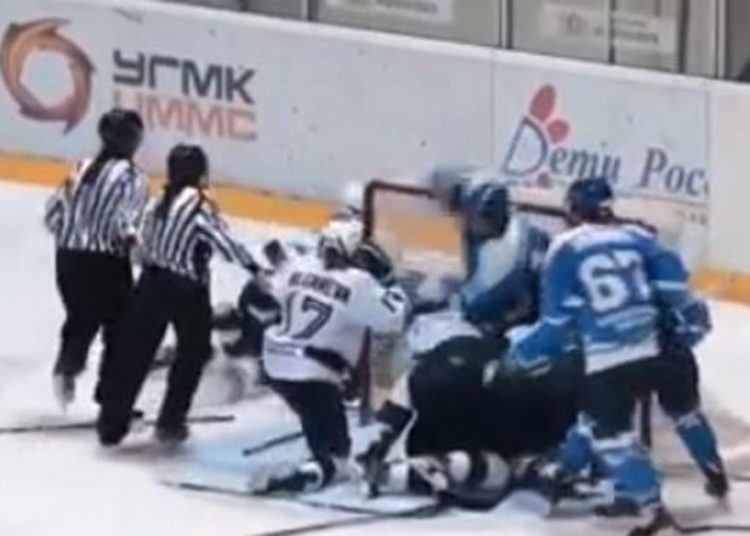 (VIDEO) Feroz pelea en el hockey femenino sobre hielo en Rusia