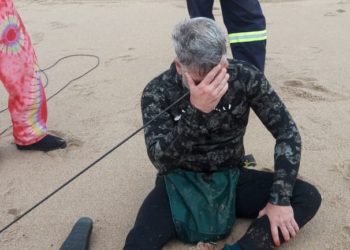 Hombre se atraviesa la cabeza con un arpón