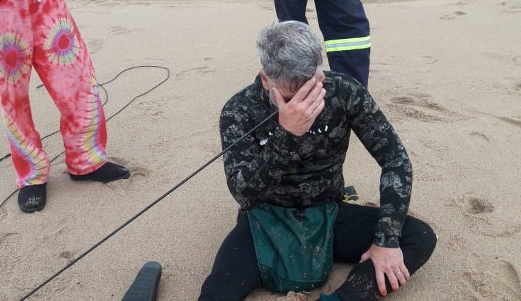 Hombre se atraviesa la cabeza con un arpón