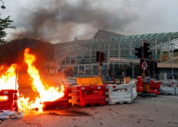 Manifestantes cerraron el transporte público del aeropuerto de Hong Kong