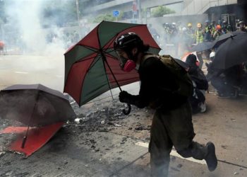 Manifestantes y la policía se enfrentan en el aniversario de la Revolución de los Paraguas en Hong Kongg