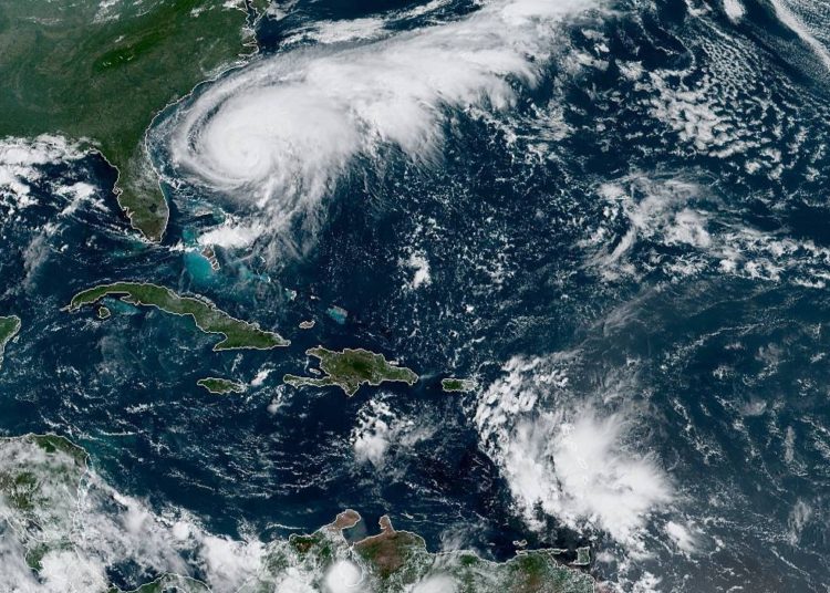 Humberto se convierte en huracán categoría 1