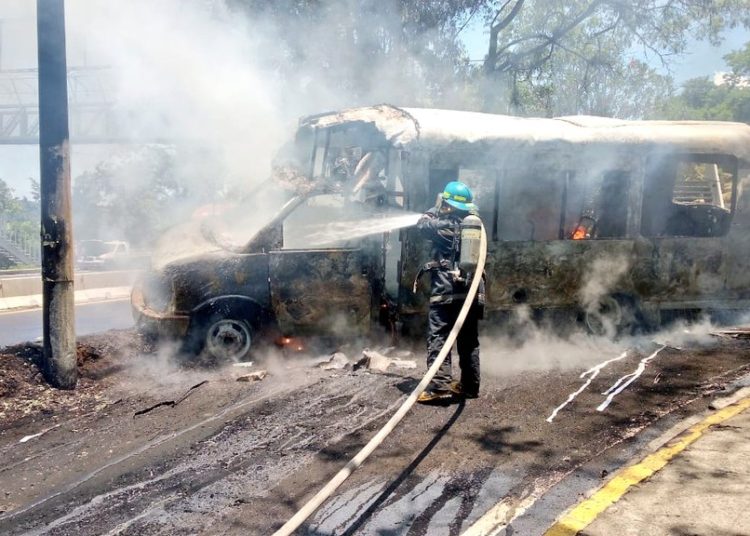 Se incendia buseta de la ruta 803 en desvío de Armenia, Sonsonate